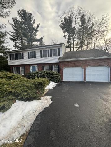 10 N Nottingham Way Clifton Park NY 12065