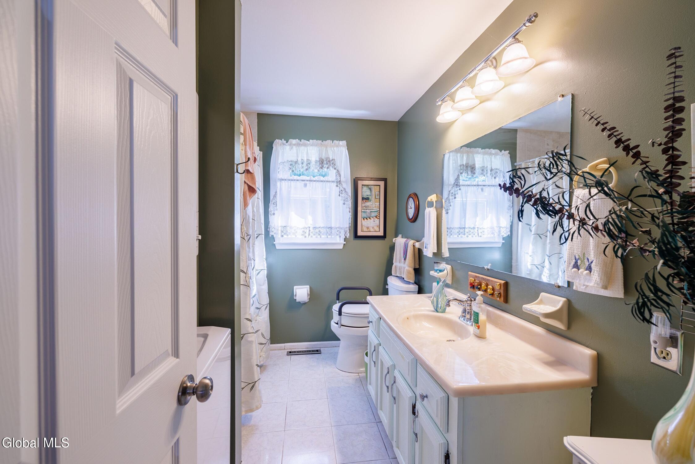 127 Sylvia Lane Schenectady NY 12306