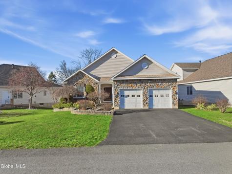 6 Cheshire Way Loudonville NY 12211