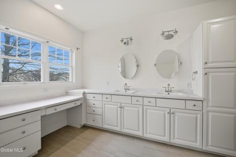 6 Cheshire Way Loudonville NY 12211
