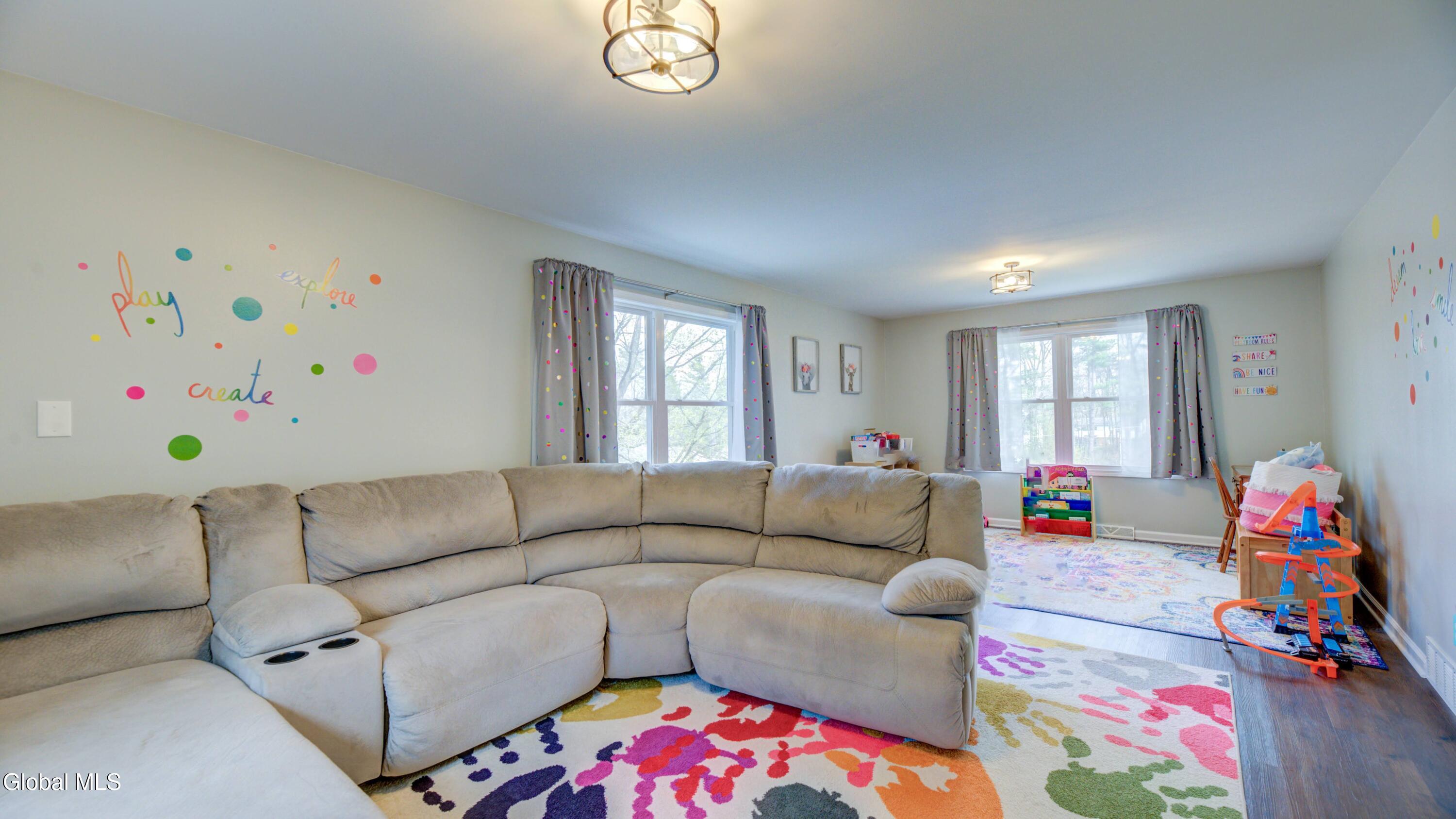 8 Pinewood Drive Glenville NY 12302
