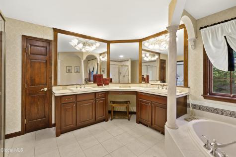 34 Devonshire Way Halfmoon NY 12065