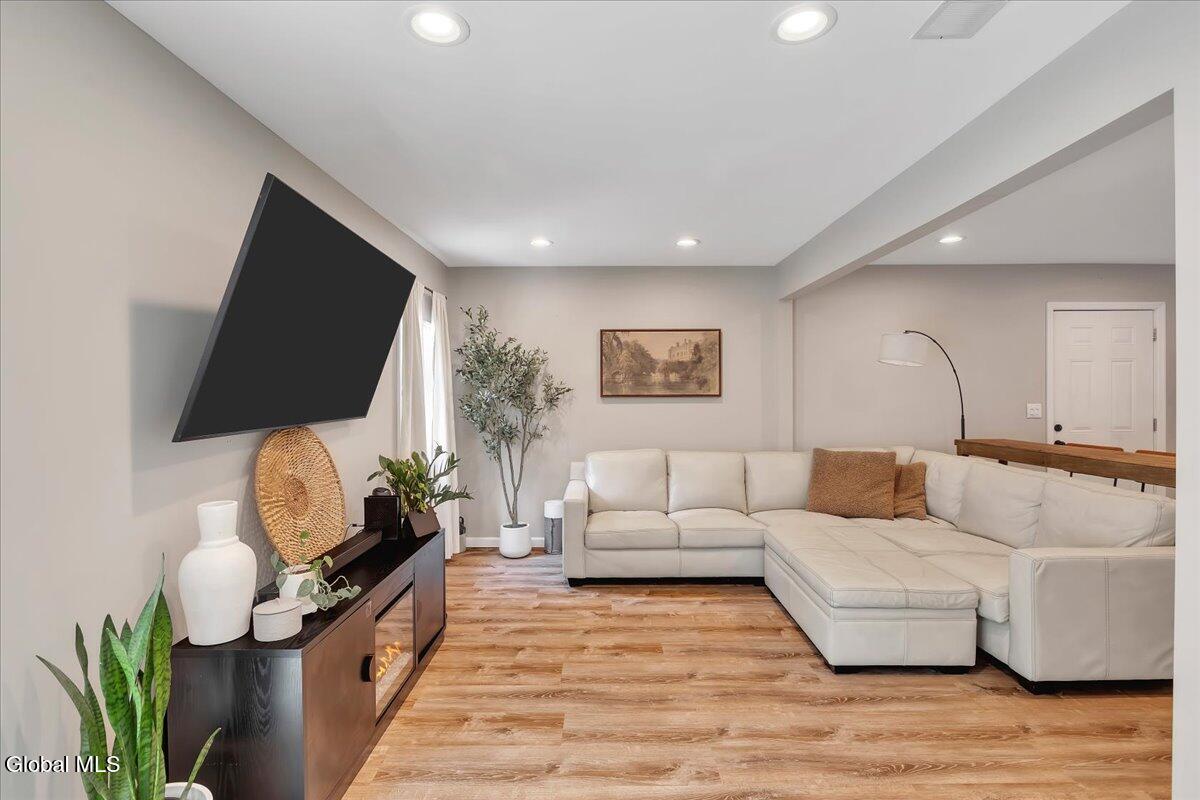 43 Vics Court Albany NY 12205
