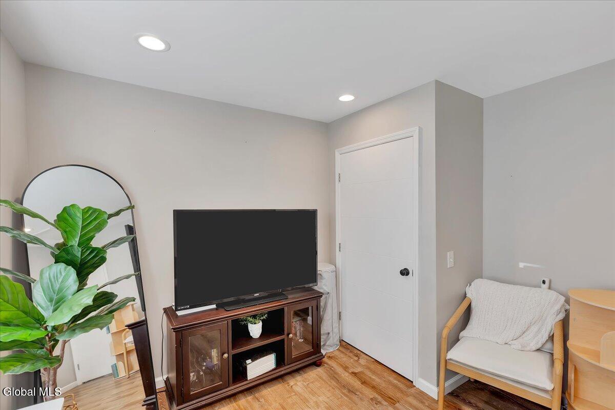 43 Vics Court Albany NY 12205