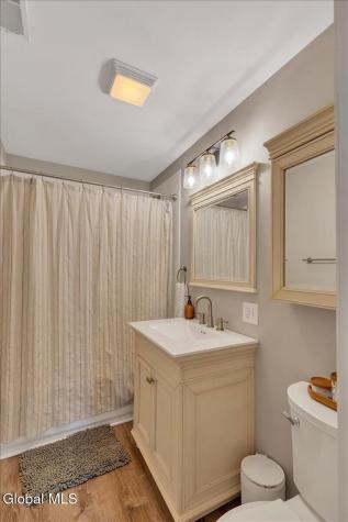 43 Vics Court Albany NY 12205