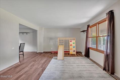 261 Autumn Run Schenectady NY 12306