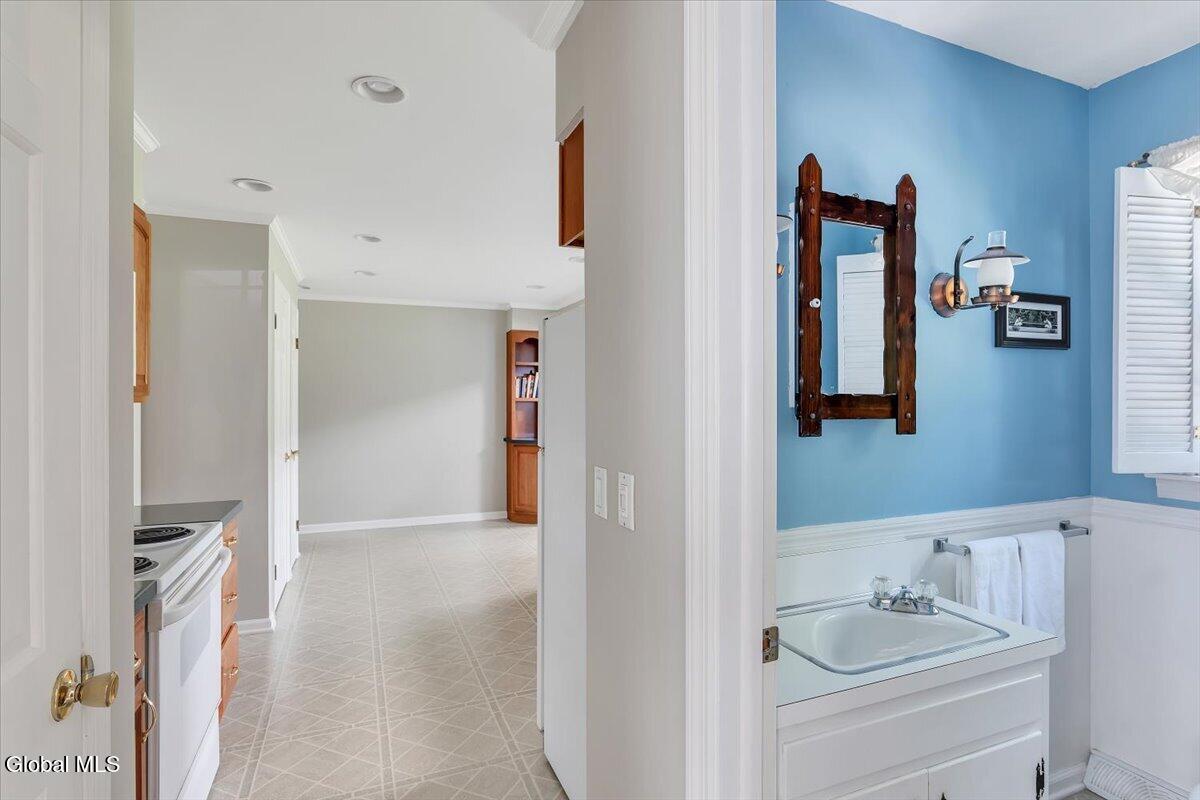 16 Longwood Drive Delmar NY 12054