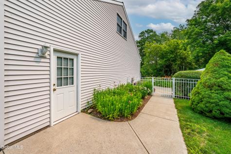 11 Fiore Circle Latham NY 12110
