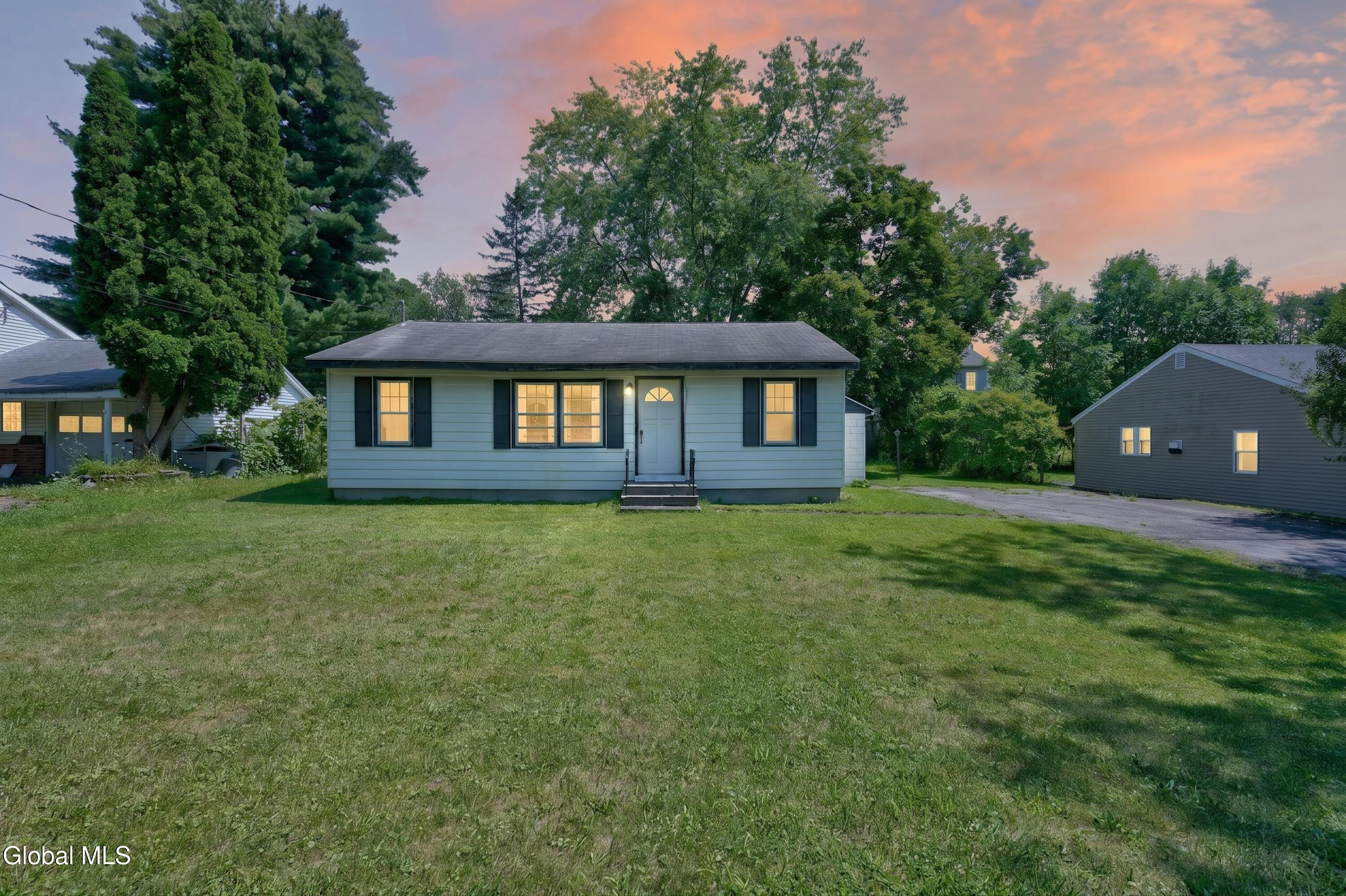 3 Alamo Lane Schenectady NY 12304