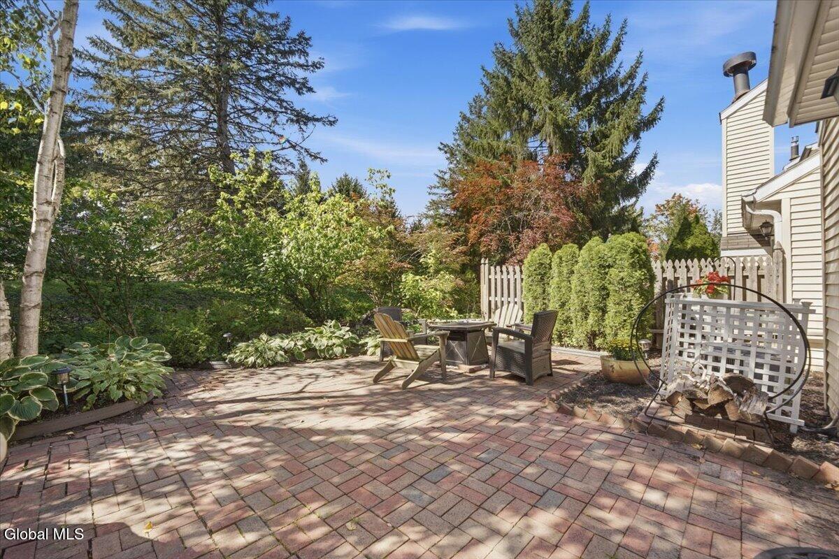 15 Constitution Drive Glenmont NY 12077