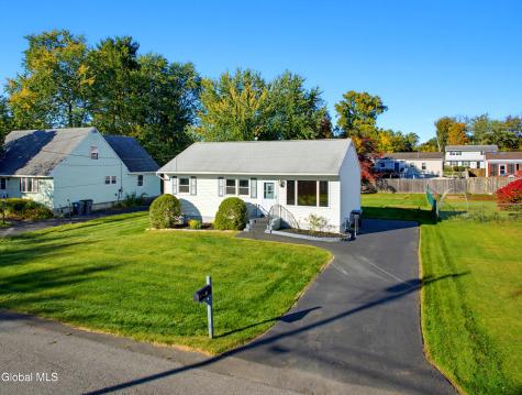 11 Amelia Drive Schenectady NY 12309