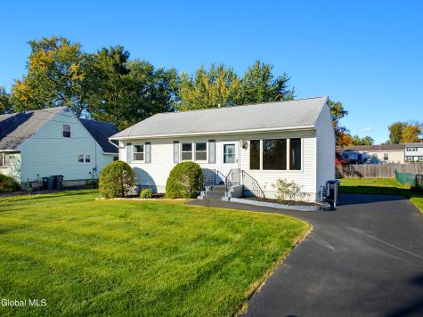 11 Amelia Drive Schenectady NY 12309