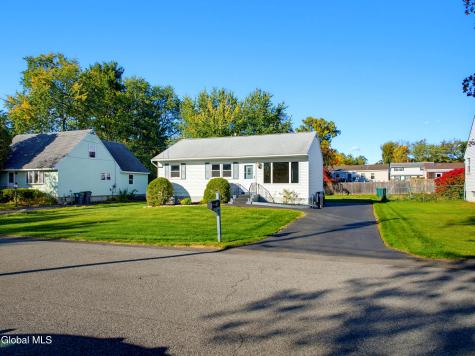11 Amelia Drive Schenectady NY 12309