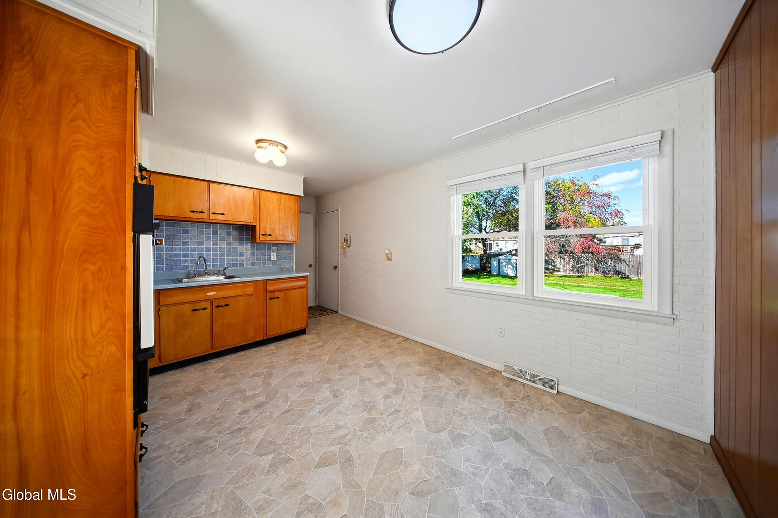 11 Amelia Drive Schenectady NY 12309