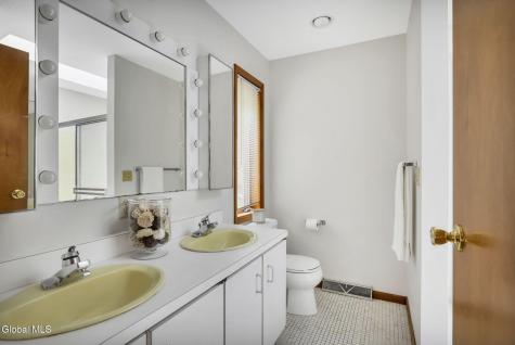 27 Robinwood Drive Clifton Park NY 12065