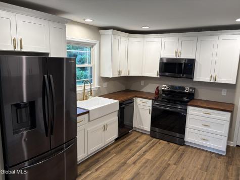606 Via Ponderosa Schenectady NY 12303