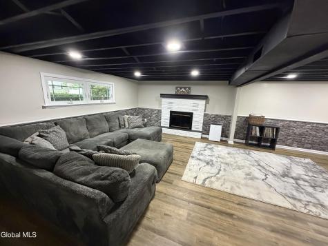 606 Via Ponderosa Schenectady NY 12303