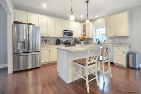 89 Lakepointe Way Saratoga Springs NY 12866