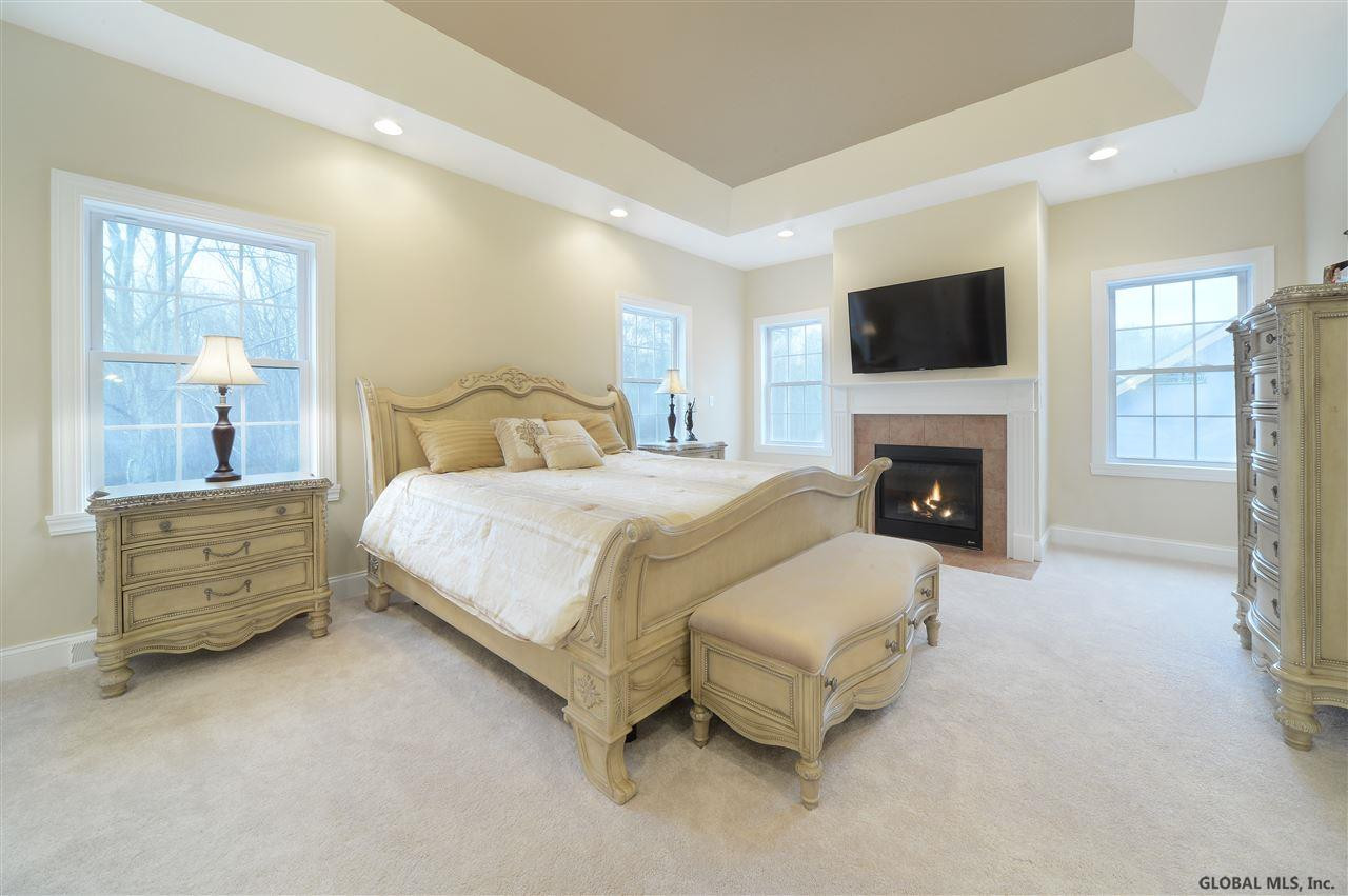 89 Lakepointe Way Saratoga Springs NY 12866