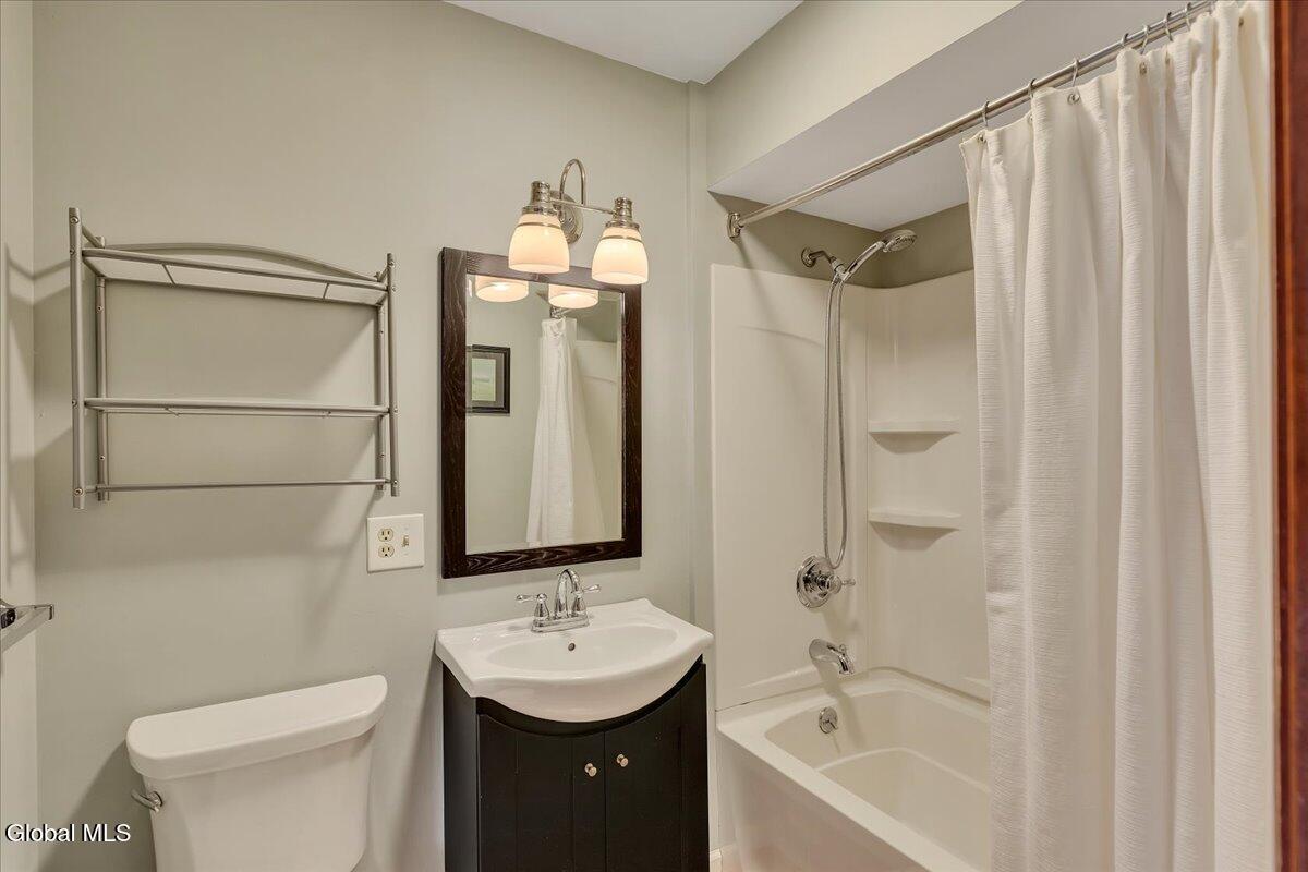 8A Jean Place Schenectady NY 12303