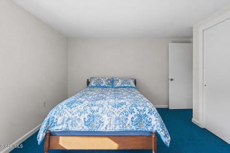 21 Laury Lane Schenectady NY 12302