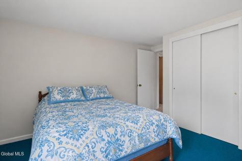 21 Laury Lane Schenectady NY 12302