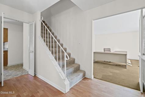 21 Laury Lane Schenectady NY 12302