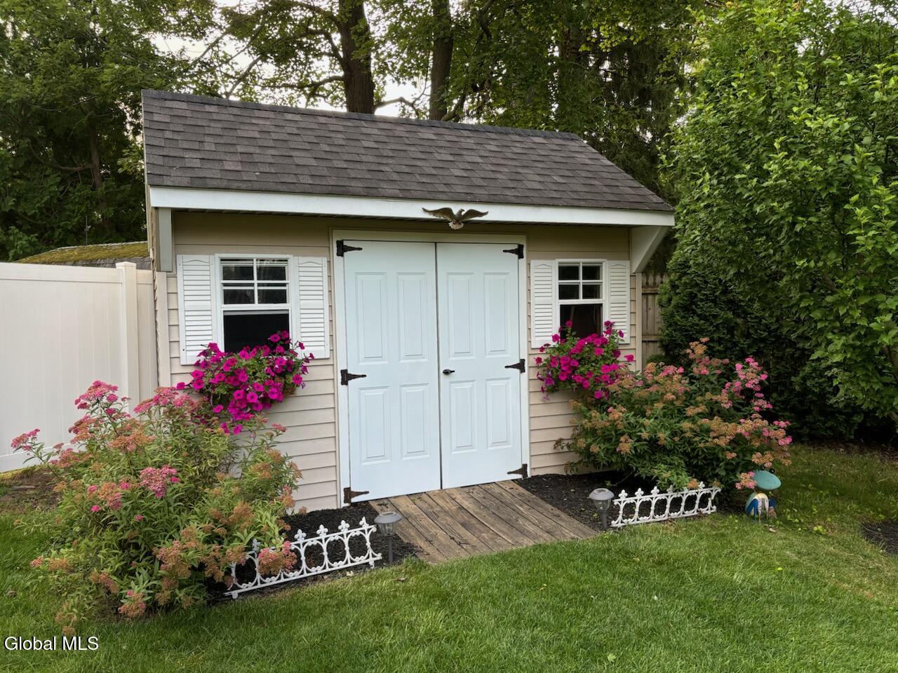 919 Londonderry Court Schenectady NY 12309