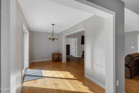 8 Garnet Lane Schenectady NY 12302