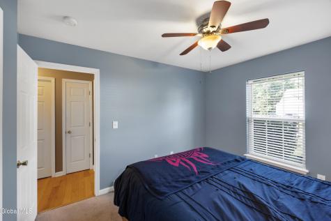 8 Garnet Lane Schenectady NY 12302