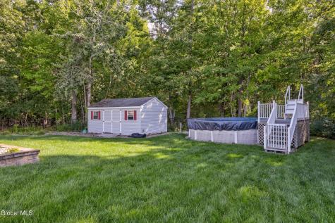 8 Garnet Lane Schenectady NY 12302