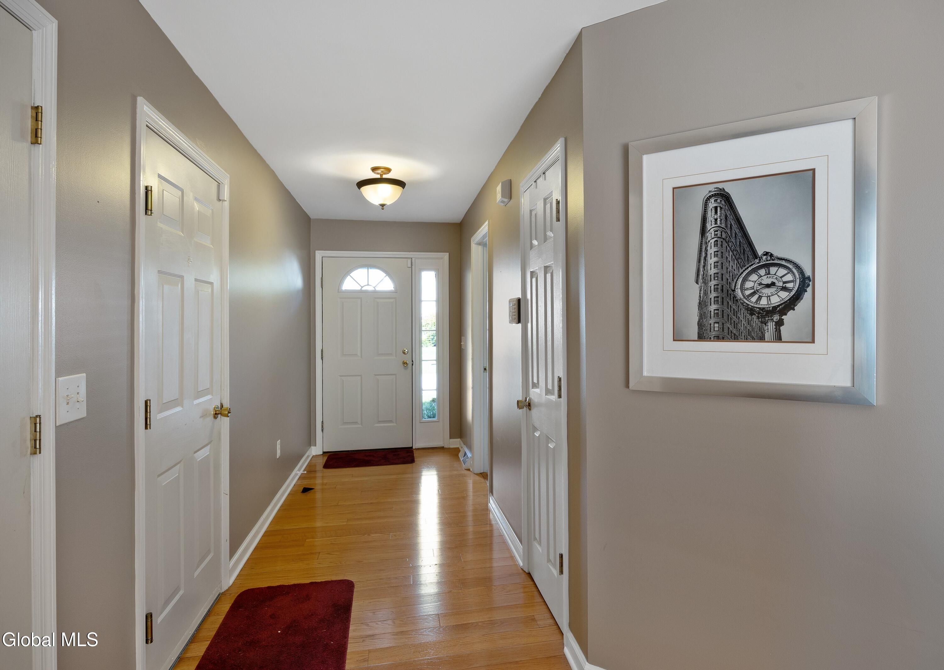 8 Garnet Lane Schenectady NY 12302