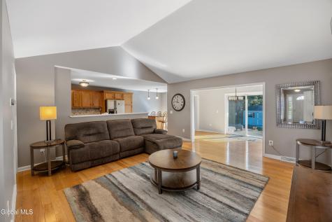 8 Garnet Lane Schenectady NY 12302