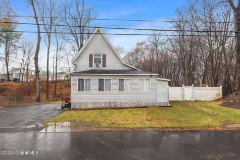 133 Retreat House Road Glenmont NY 12077