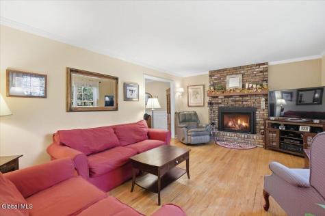 8 Bonnie Drive Guilderland NY 12084