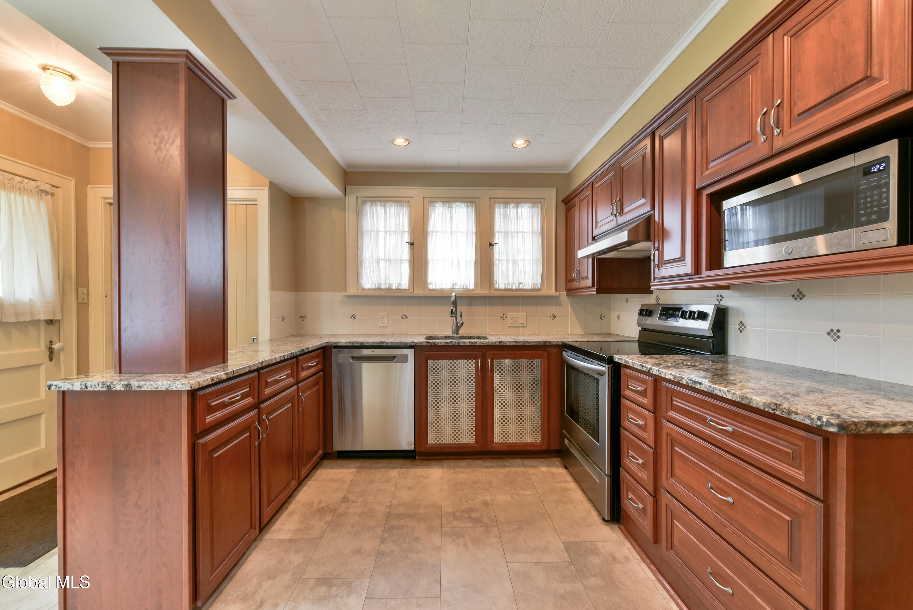 41 E 8th Avenue Gloversville NY 12078