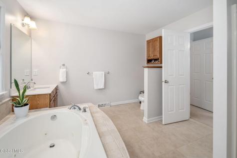 632 Maple Lane Schenectady NY 12309