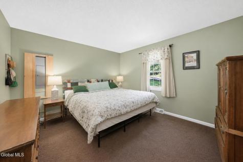 102 Marl Circle Ravena NY 12143