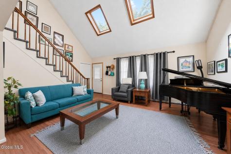 102 Marl Circle Ravena NY 12143