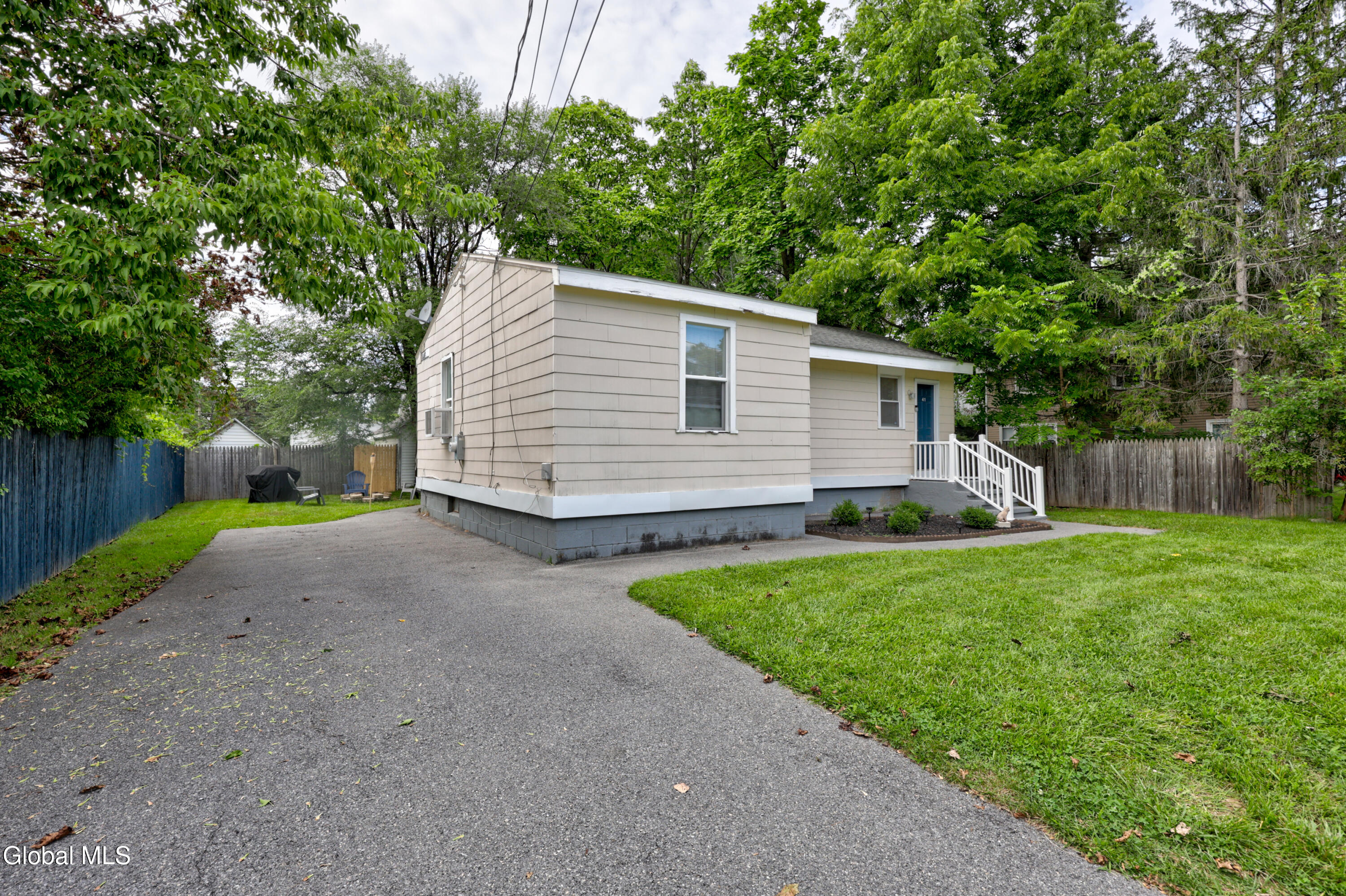 41 Hillcrest Avenue Schenectady NY 12304