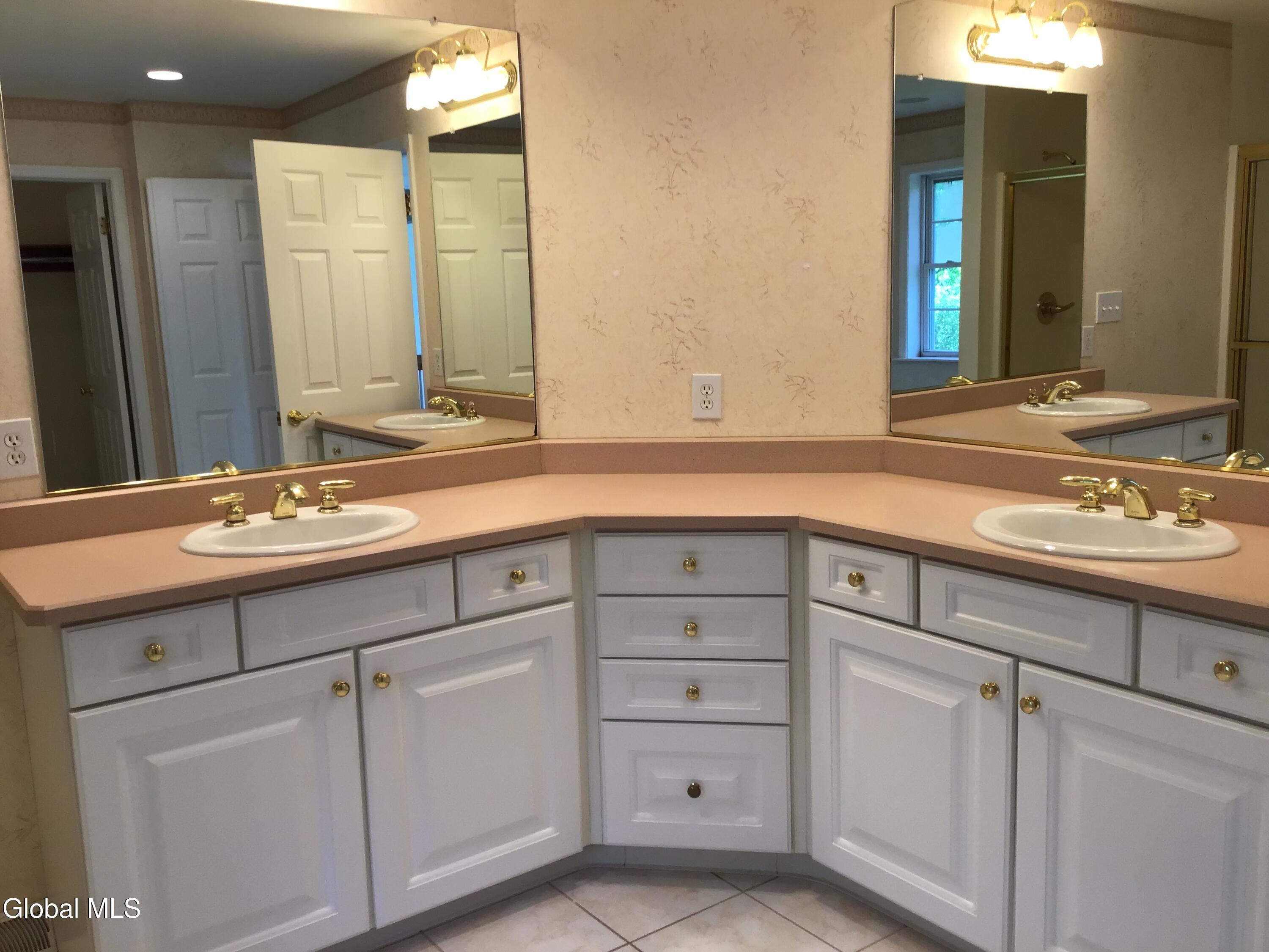 10 Reynolds Court Delmar NY 12054
