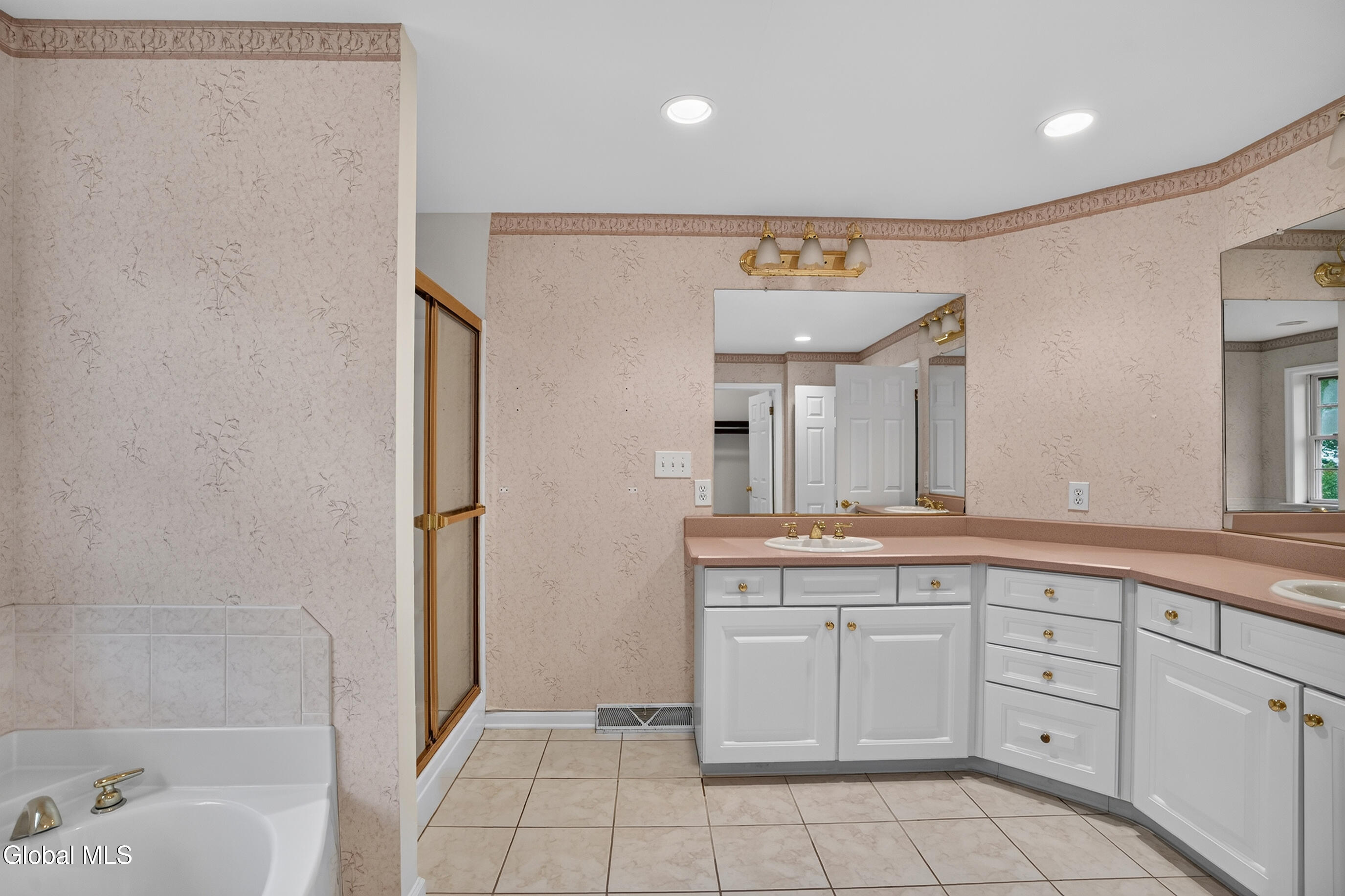10 Reynolds Court Delmar NY 12054