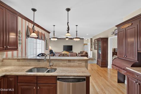 14 Ridgefield Way Watervliet NY 12189