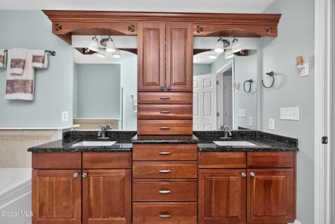 14 Ridgefield Way Watervliet NY 12189