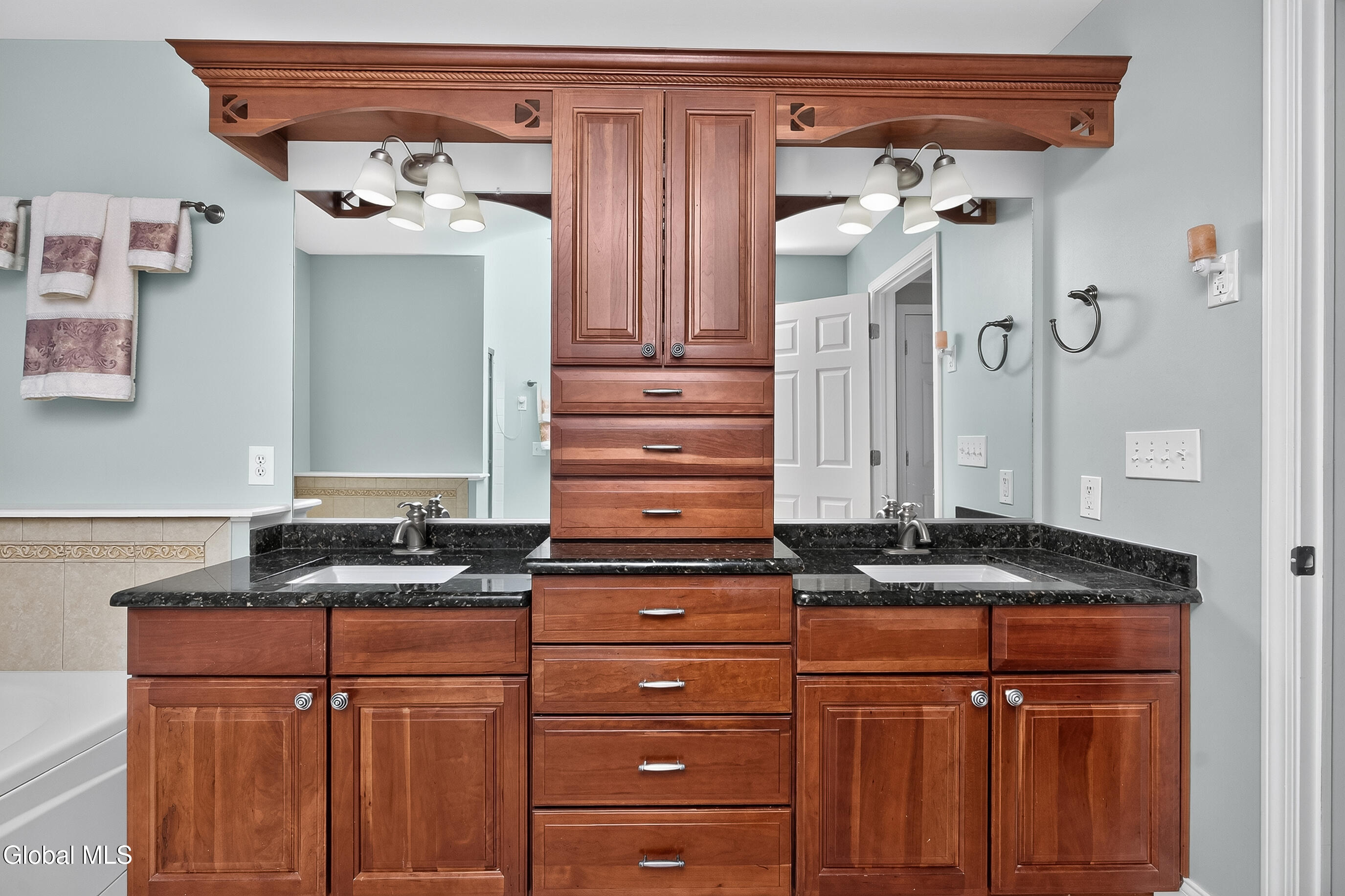 14 Ridgefield Way Watervliet NY 12189