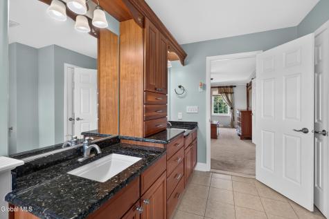 14 Ridgefield Way Watervliet NY 12189
