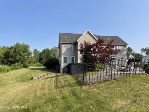 9 Avallon Way Altamont NY 12009