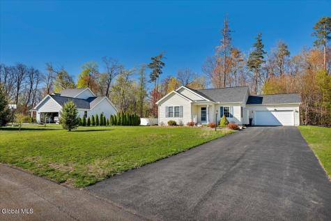 18 Kelly Lane Halfmoon NY 12065