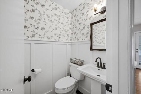 16 Oak Tree Circle Queensbury NY 12804
