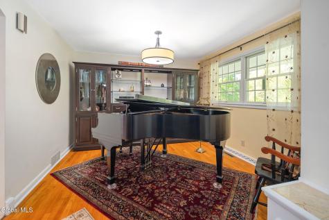 6 W Hite Court Schenectady NY 12303